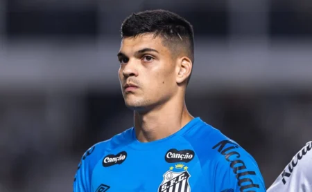 Brazão escapa da queda do Santos na Copa do Brasil e ídolo se preocupa: “Chelsea pode vir buscá-lo”