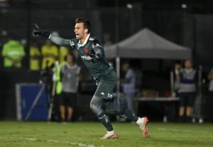 Léo Jardim: Renovação automática se aproxima em meio a negociações com o Vasco