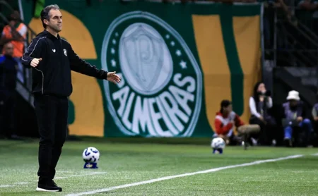 Léo Condé exalta Palmeiras de Abel Ferreira, mas prioriza dedicação do Ceará