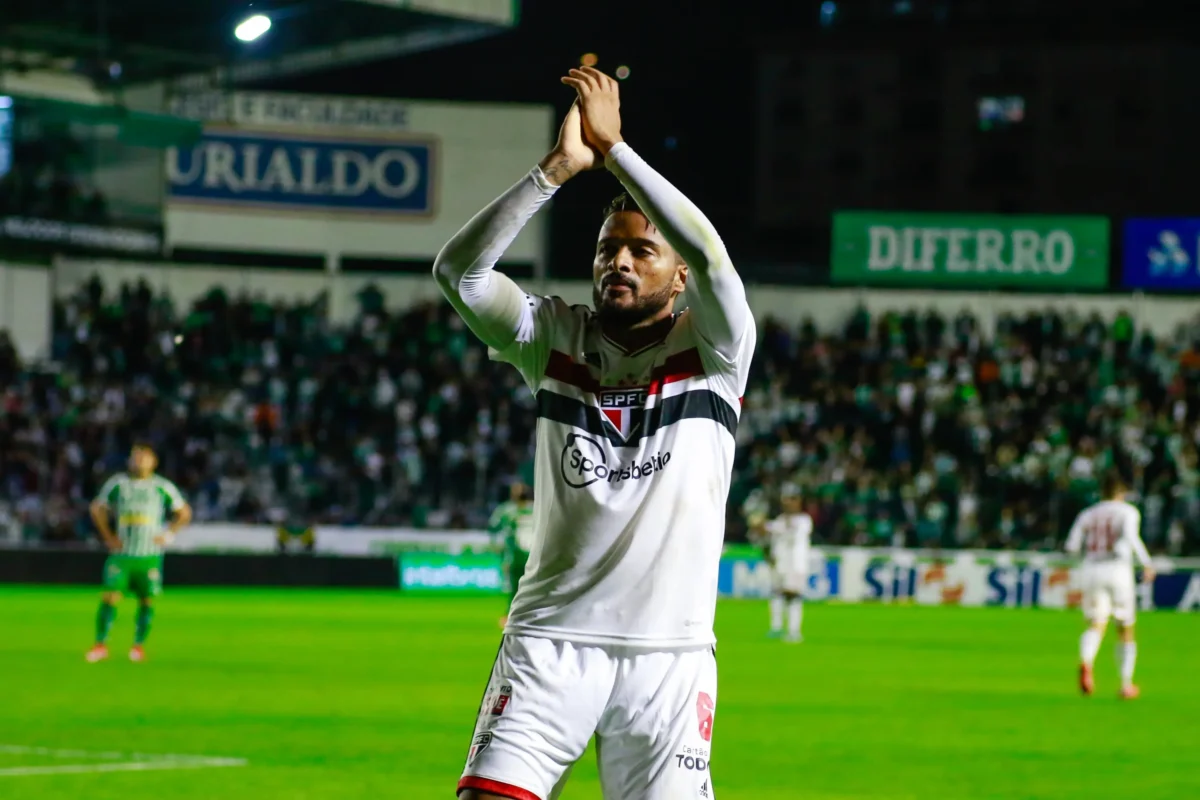 Reinaldo promete irritar Luciano e se declara ao São Paulo: "O amor falou mais alto"