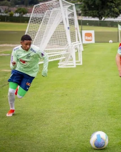Joia Descartada pelo Santos, Comparada a Neymar, Agita o Mercado Europeu