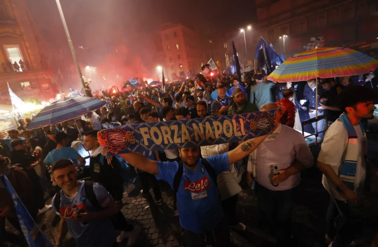 Napolitanos celebram em hotel com fogos vitória contra o Cagliari