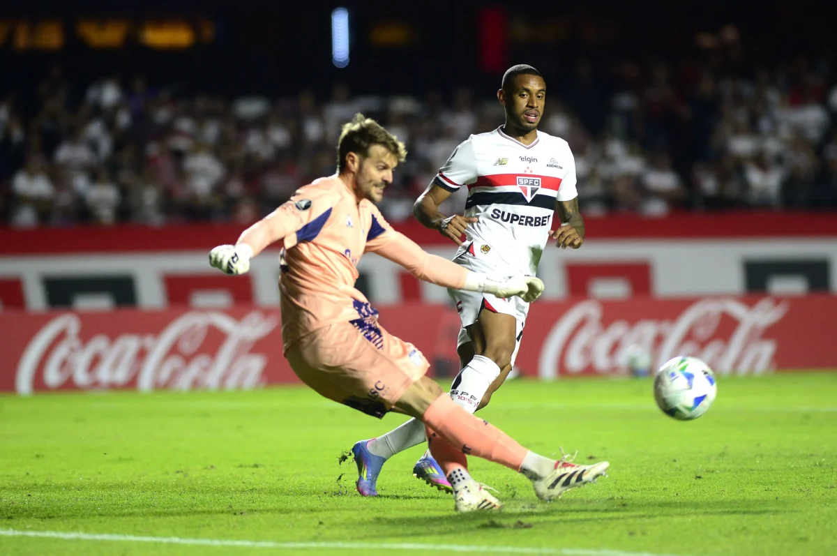 André Silva deixa jogo da Libertadores com dores na coxa direita e faz tratamento com gelo