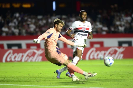 André Silva deixa jogo da Libertadores com dores na coxa direita e faz tratamento com gelo