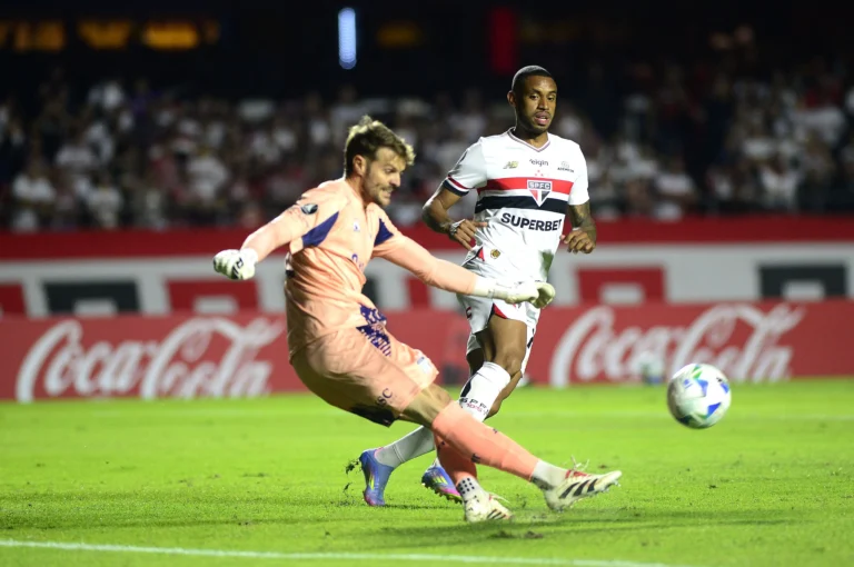 André Silva deixa jogo da Libertadores com dores na coxa direita e faz tratamento com gelo