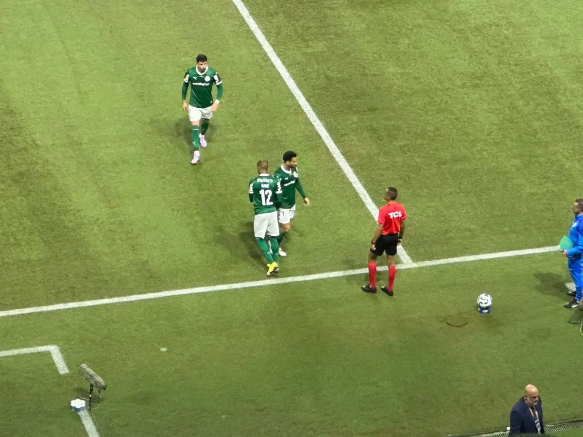 Palmeiras: Felipe Anderson sofre edema na coxa, mas Veiga volta aos treinos