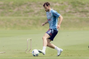 Viña avança na recuperação, treina com o elenco e se aproxima de voltar ao Flamengo