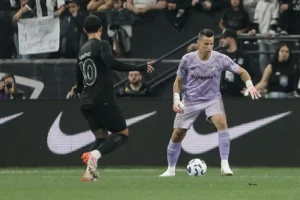 Acompanhe: a contagem regressiva para Fábio, do Fluminense, se tornar o jogador com mais partidas no futebol.