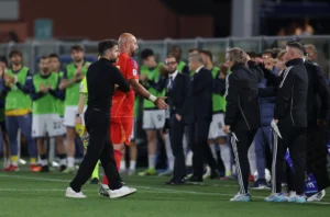 Expulsão na despedida: goleiro Pepe Reina se despede com cartão vermelho