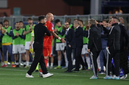Expulsão na despedida: goleiro Pepe Reina se despede com cartão vermelho