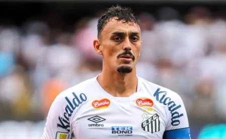 Reação da Esposa de Diego Pituca: Mensagens de Torcedores do Santos Ignoradas Diante do Interesse do Atlético-MG
