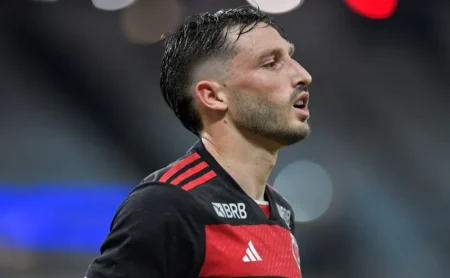 Retorno de Matías Viña: Flamengo estabelece cronograma e enfrenta competição na lateral.