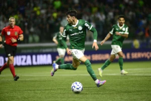 Palmeiras e Flamengo: Defesas Similares, Ataques Diferentes Revelados pelo Cartola