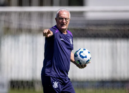 Corinthians testa elenco antes de discutir reforços na janela