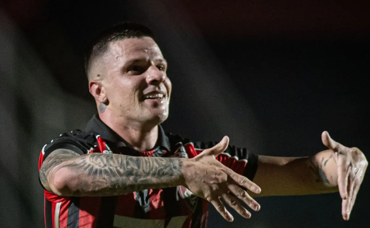 Kayzer alerta Neymar antes de Vitória e Santos pelo Brasileirão.