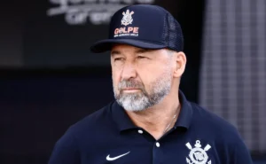 Exigências do elenco do Corinthians após indiciamento de Augusto Melo afetam coletiva no CT.