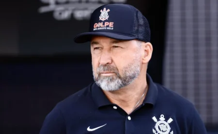 Exigências do elenco do Corinthians após indiciamento de Augusto Melo afetam coletiva no CT.