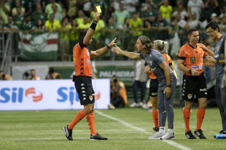 Zubeldía Cumpre Suspensão Dupla no São Paulo Após Acumular 15 Cartões em 2025