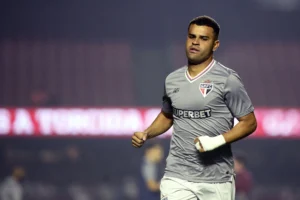 Alisson Livre para as Oitavas da Libertadores Após Julgamento por Expulsão no São Paulo