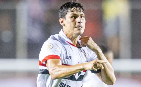 Zubeldía recebe elogios de Arnaldo Ribeiro por estratégia com laterais no São Paulo.