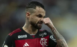 Flamengo busca substituto para Michael e avalia Ângelo, ex-Santos