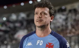 Diniz analisa condição física dos atletas em Vasco x Melgar: “Postura mais lenta”