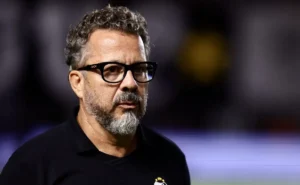 Santos x Vitória: Duelo no Brasileirão Betano com Santos desfalcado e sob pressão