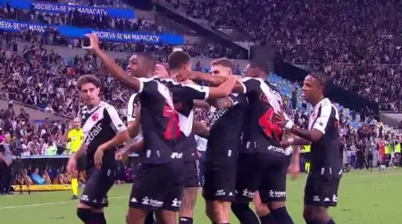 Rayan Celebra Gol do Vasco Contra o Fluminense com Gesto "C"