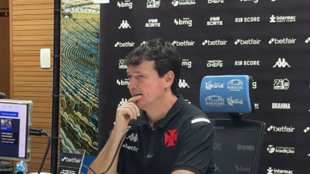 Erro na Substituição: Diniz Explica Equívoco Envolvendo Hugo Moura em Vasco x Fluminense