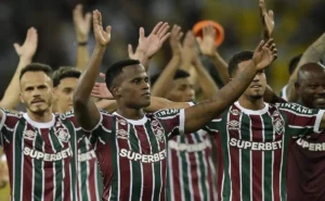 Fluminense supera o Vasco no Maracanã de virada e ascende ao quinto posto