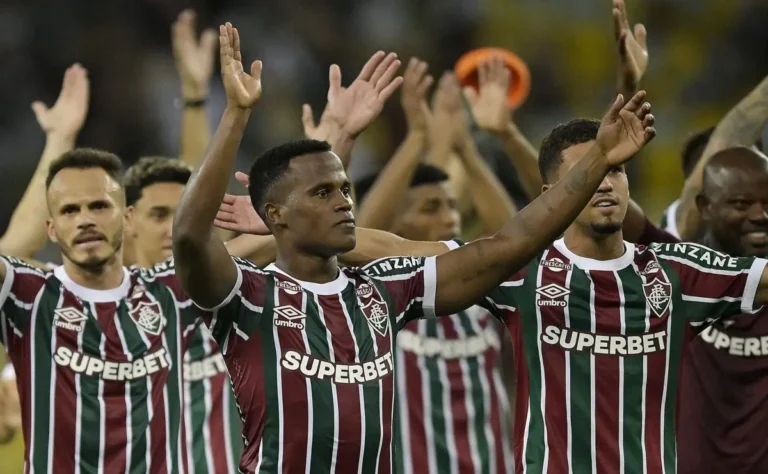 Fluminense supera o Vasco no Maracanã de virada e ascende ao quinto posto
