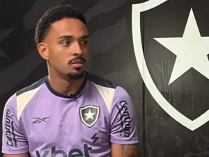 Vitinho detalha transformações com Paiva e celebra liberdade no Botafogo.