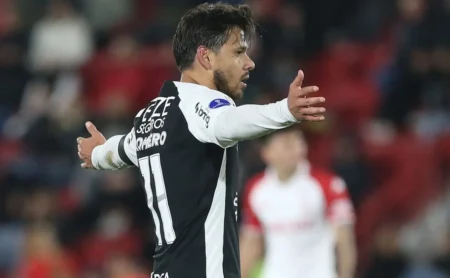 Corinthians segue na Sul-Americana, enquanto Romero é criticado após derrota: “Parado igual poste”