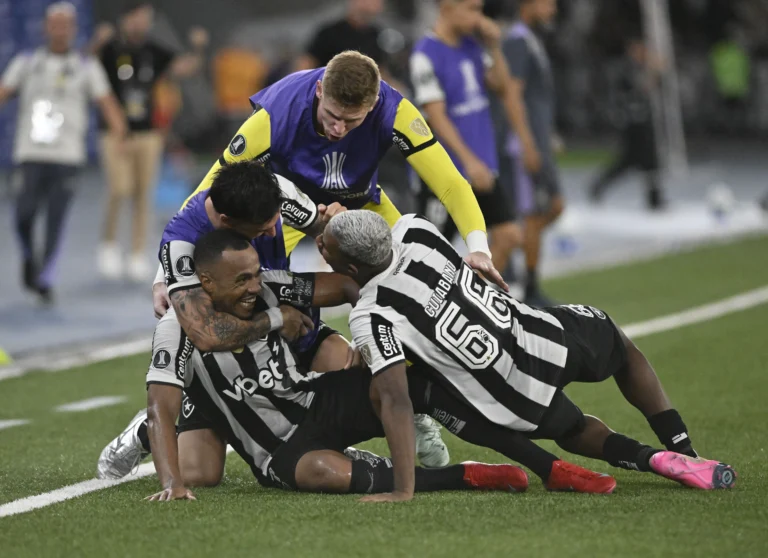Marlon Freitas exalta espírito botafoguense após vitória com um a menos: "Ninguém se omite"