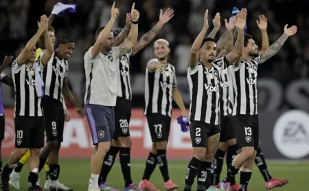 Botafogo supera adversário com um a menos e avança às oitavas da Libertadores