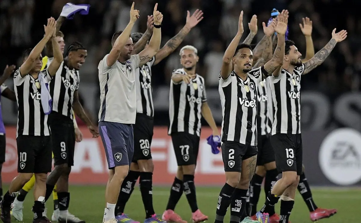 Botafogo supera adversário com um a menos e avança às oitavas da Libertadores