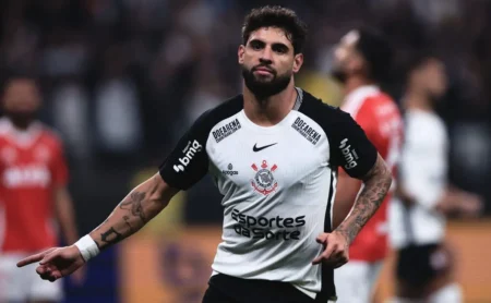 Yuri Alberto assume protagonismo em Corinthians x Internacional, e torcida o exalta: "Maior centroavante"
