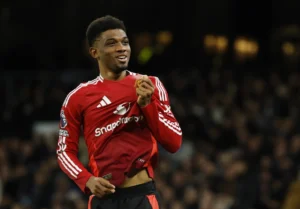 Jogador do Manchester United Exibe Dedo do Meio a Torcedores: "Sem Arrependimentos"