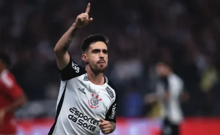 Coronado comemora gol pelo Corinthians e almeja mais chances com Dorival Júnior.