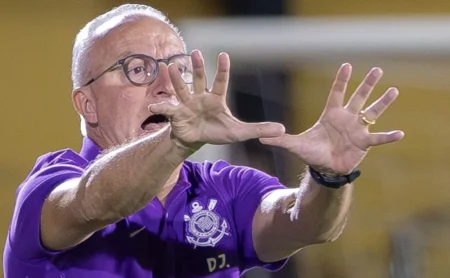 Dorival Júnior Manifesta Irritação com Arbitragem em Jogo do Corinthians e Gesticula