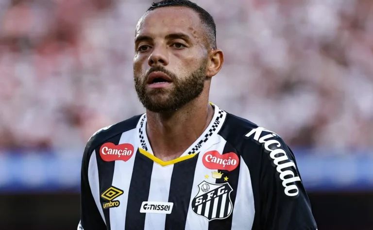 Guilherme balança as redes em Vitória x Santos, mas protestos por sua saída persistem