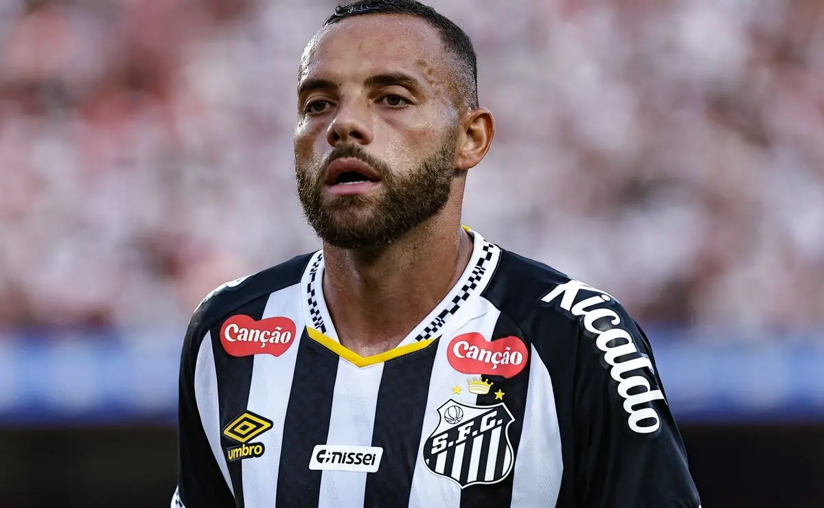 Guilherme balança as redes em Vitória x Santos, mas protestos por sua saída persistem