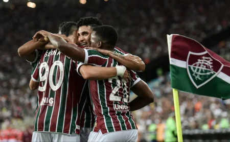 Fluminense supera Once Caldas por 2 a 0 e garante a liderança