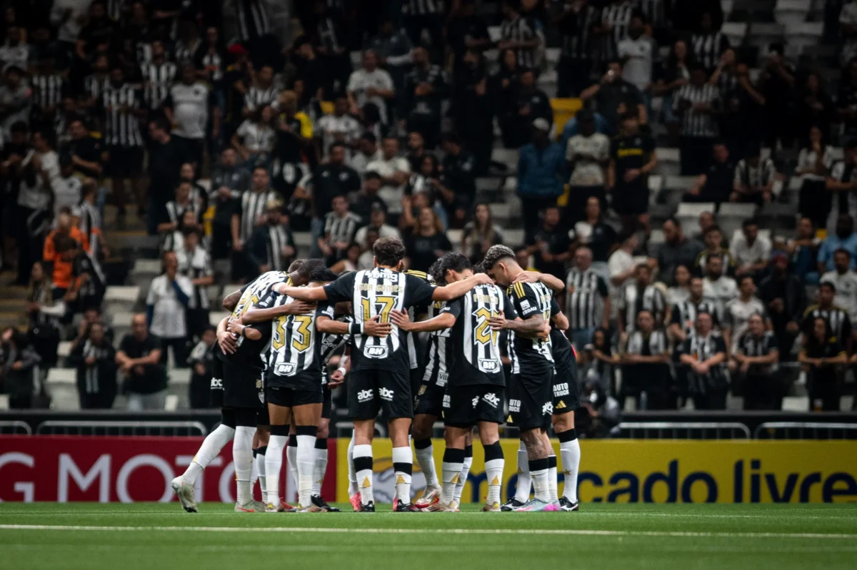 Atlético-MG frustra expectativas na Sul-Americana e avança aos playoffs com protestos da torcida