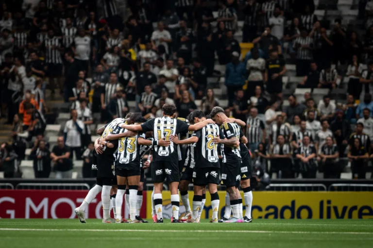 Atlético-MG frustra expectativas na Sul-Americana e avança aos playoffs com protestos da torcida