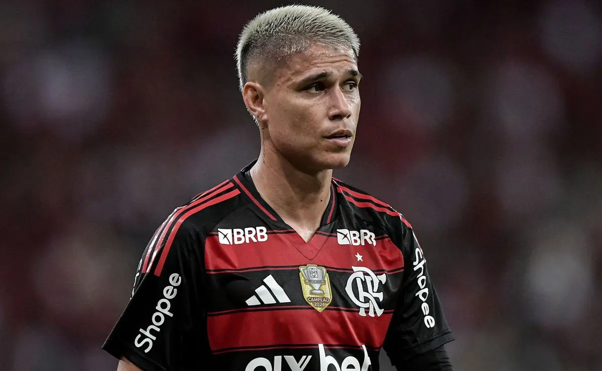 Everaldo comenta a responsabilidade de substituir Cano no Fluminense.