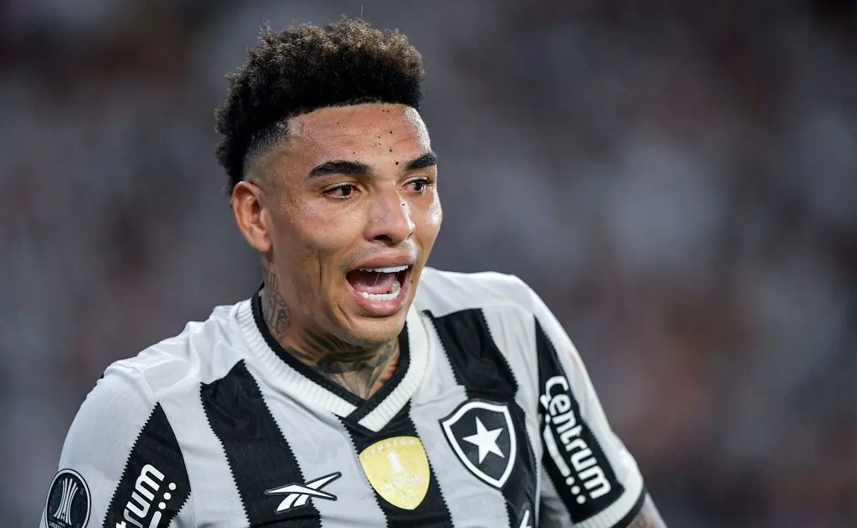 Nottingham Forest Oficializa Proposta por Jair, Zagueiro do Botafogo, Após Tentativa por Igor Jesus