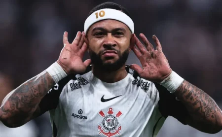 Dorival Júnior avalia Memphis Depay em área adversária e vislumbra evolução no Corinthians: “É o lugar dele”