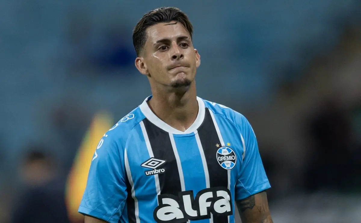 Grêmio considera negociar estrangeiros e informa Santos sobre Pavón, Cuéllar e outros jogadores.
