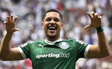 Vitor Roque faz gol contra o Vasco, mas torcida do Palmeiras contesta lance: "Olhou para a bandeirinha"